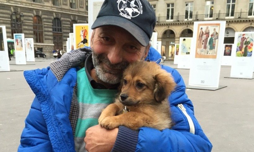 I gendarmi gli riconsegnano il cagnolino rapito: a Parigi lacrime di gioia per il senza tetto Iulian