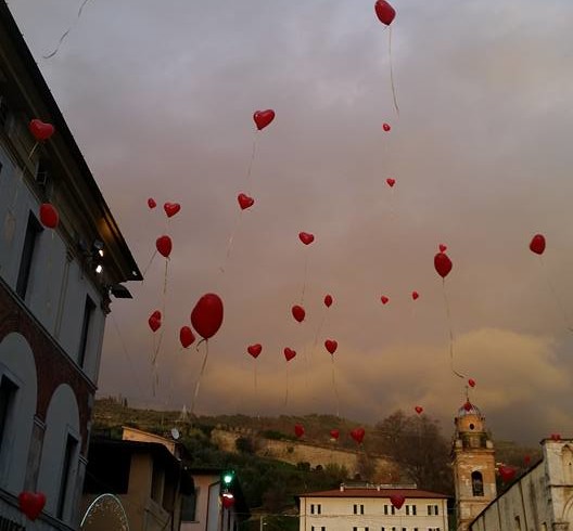 Basta avvelenamenti: cuori rossi per Gemma nel cielo di Pietrasanta