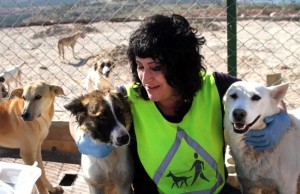 Laura Steinbach con alcuni ospiti del suo rifugio