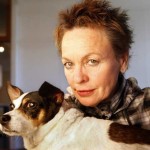 Laurie Anderson con in braccio Lolabelle