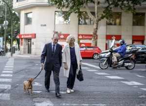 Il sindaco di Madrid Manuela Carmena passeggia con un amico e il suo cane