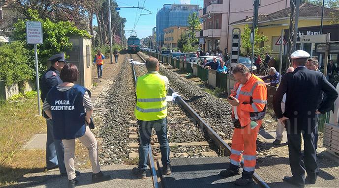 Travolto dal treno mentre cerca di salvare il cane: dramma a Bellaria Igea Marina