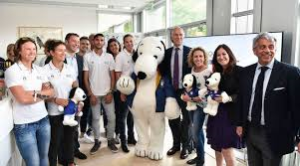 Scatto di gruppo per la presentazione di Snoopy in azzurro