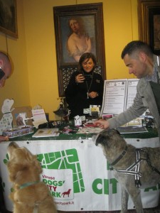 La presidente Laura Fabiani si dà da fare al banchetto dell'associazione