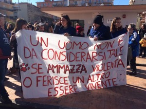 Uno degli striscioni alla manifestazione di domenica