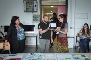 Ludovica Rizzi riceve la targa premio per la sua locandina