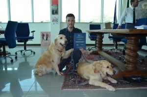 Gabriele Antonelli con i collaboratori a quattro zampe nel giorno della sua laurea