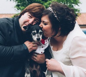 Lucky in braccio agli sposi. Foto: © www.weddingdogsitter.com (riproduzione vietata)