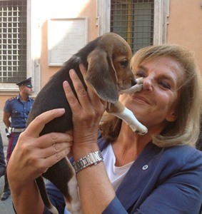 La presidente Enpa Carla Rocchi con un cucciolo di beagle