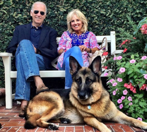 Joe Biden con la moglie Jill e il cane Champ (Instagram / Joe Biden)